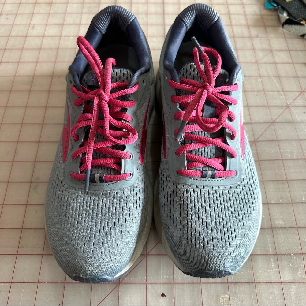 Brooks Womens running shoes in Grey and Pink Size 9 Medium - Picture 3 of 8